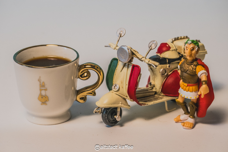 Cesare con la Vespa va per un Caffè